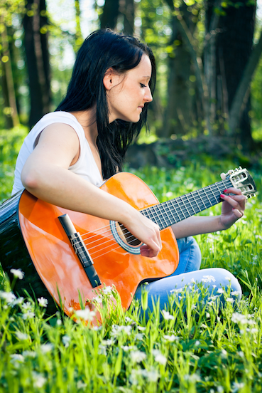 טיפול במוזיקה מוזיקאים מבוגרים רגשי נפשי הנפש תרפיה ליווי יצירה צמיחה נגינה